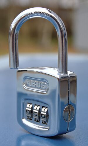 Image of an ABUS 160/40 with the shackle opened and code "000" entered on the dials.
