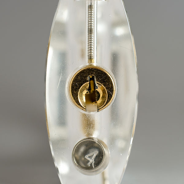 File:Clear acrylic practice lock keyway gallery - FXE47792.jpg